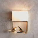 Applique murale design LED avec deux oiseaux dorés et abat-jour blanc