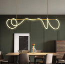 Suspension design avec tube doré et spirale LED