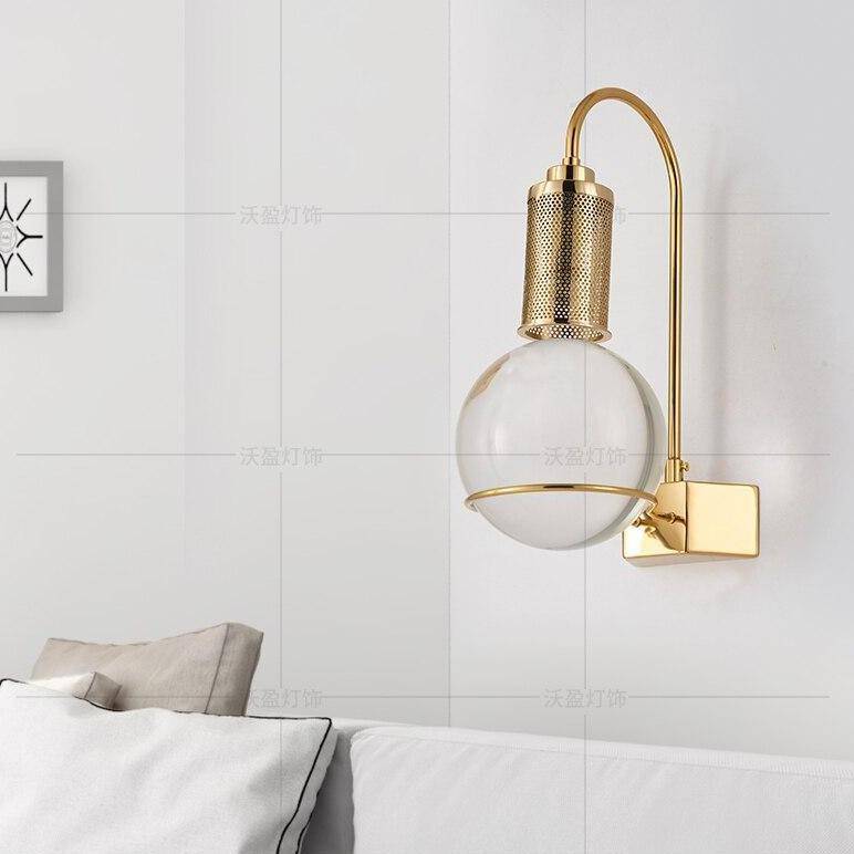 Applique murale design LED en forme d'ampoule doré et boule Crystal - vue 2 sur 5