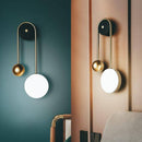 Applique murale design à LED avec boule dorée et disque lumineux
