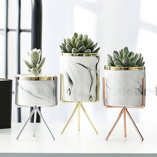 Vase design en marbre avec support en métal Loli Déco - vue 3 sur 5