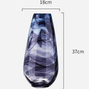Vase design en verre violet style abstrait