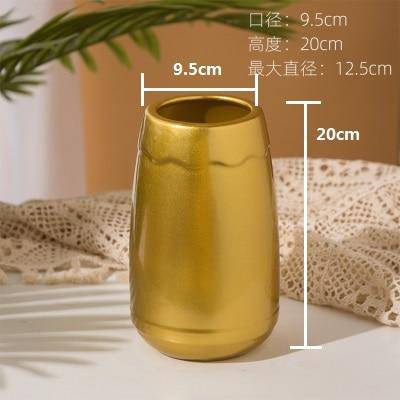 Vase design en céramique dorée au style géométrique - vue 7 sur 11
