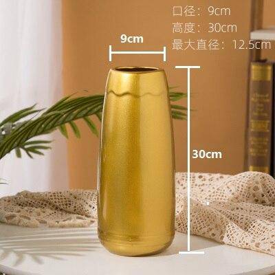 Vase design en céramique dorée au style géométrique - vue 9 sur 11