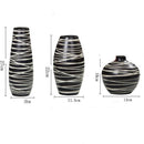 Vase design en céramique noire style zèbre