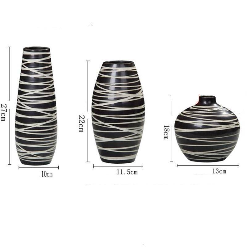 Vase design en céramique noire style zèbre - vue 3 sur 7