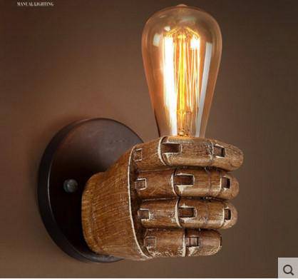 Applique murale en bois en forme de main avec lampe Edison - vue 2 sur 3