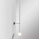 Applique murale design à LED avec tube doré et boule en verre blanche