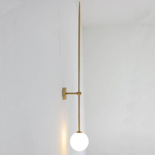Applique murale design à LED avec tube doré et boule en verre blanche - vue 5 sur 6