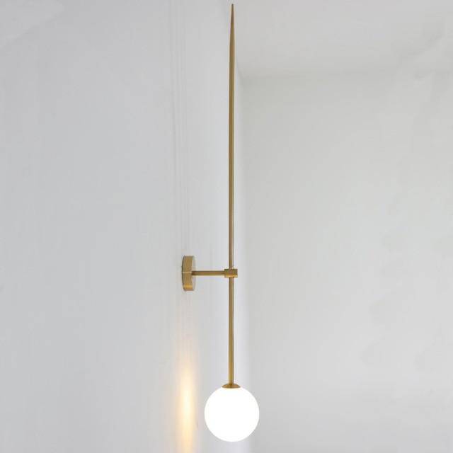 Applique murale design à LED avec tube doré et boule en verre blanche - vue 4 sur 6