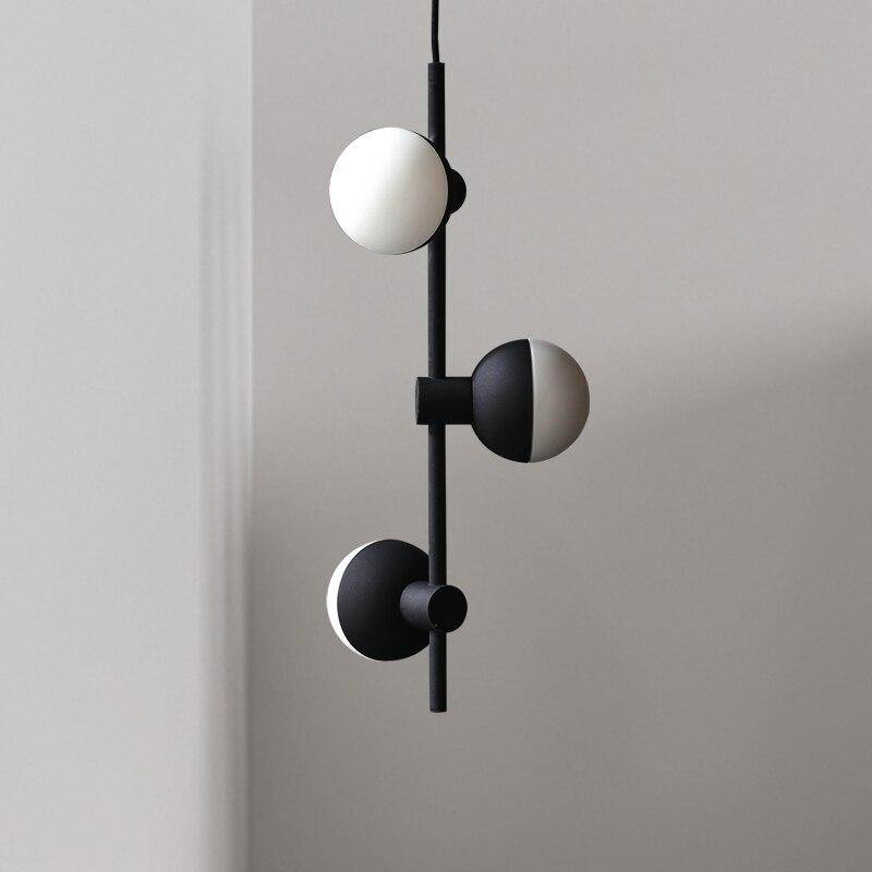 Suspension moderne à LED en métal noir avec trois boules en verre Chandelier - vue 3 sur 5