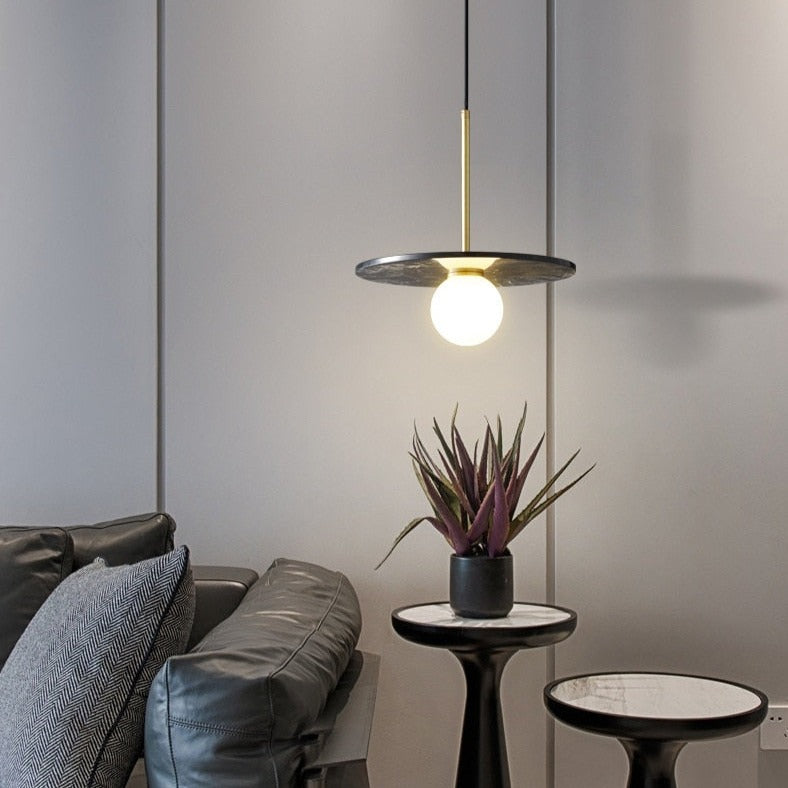 Suspension design avec abat-jour plat en marbre Gianna - vue 3 sur 12