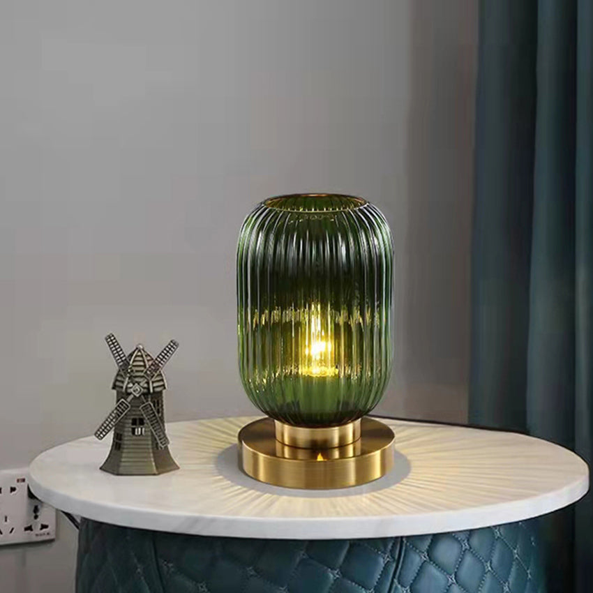 Lampe à poser cylindrique en verre coloré et base dorée Quinn - vue 2 sur 13