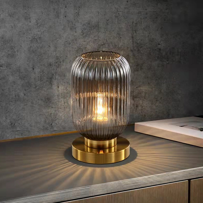 Lampe à poser cylindrique en verre coloré et base dorée Quinn - vue 4 sur 13
