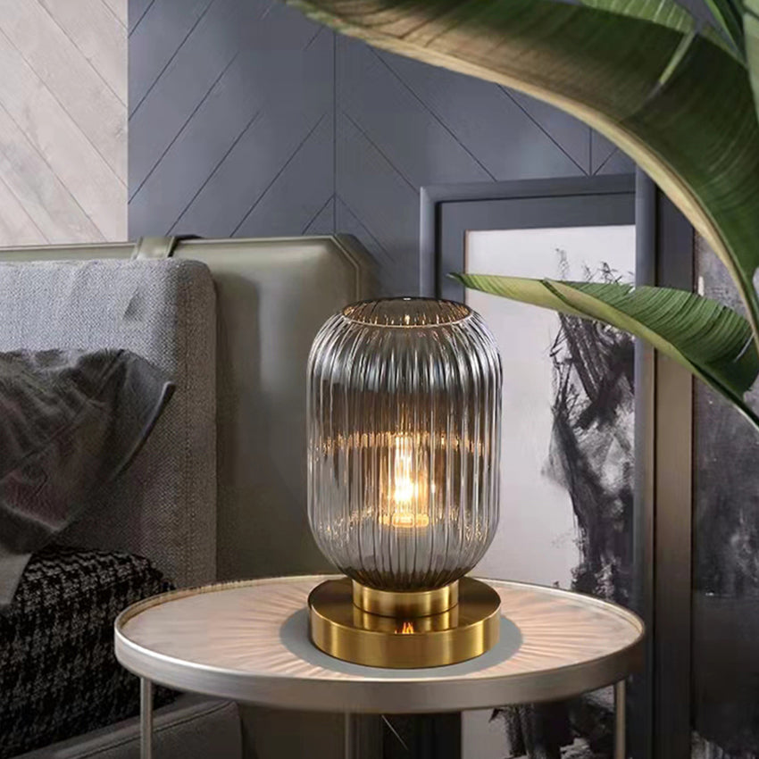 Lampe à poser cylindrique en verre coloré et base dorée Quinn - vue 3 sur 13