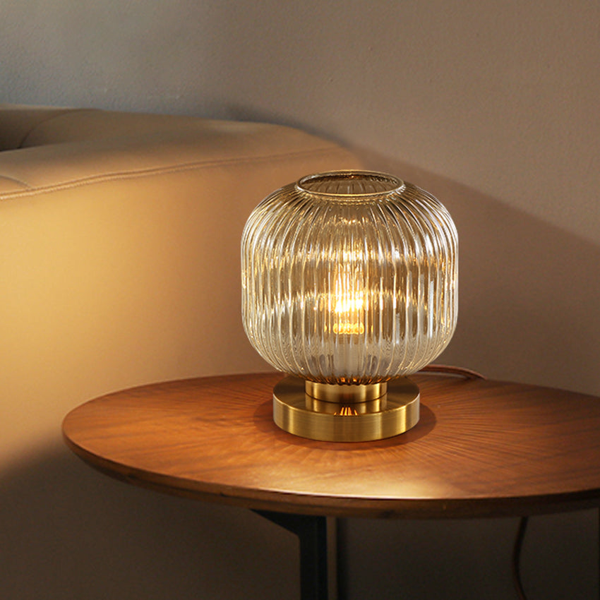 Lampe à poser cylindrique en verre coloré et base dorée Quinn - vue 5 sur 13