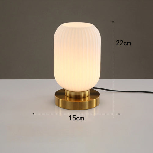 Lampe à poser cylindrique en verre coloré et base dorée Quinn - vue 8 sur 13