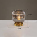 Lampe à poser cylindrique en verre coloré et base dorée Quinn