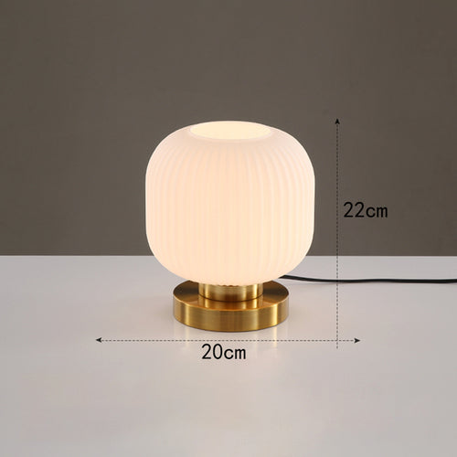 Lampe à poser cylindrique en verre coloré et base dorée Quinn - vue 7 sur 13