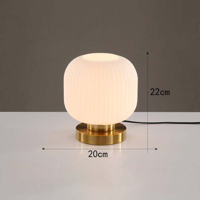 Lampe à poser cylindrique en verre coloré et base dorée Quinn - vue 6 sur 13