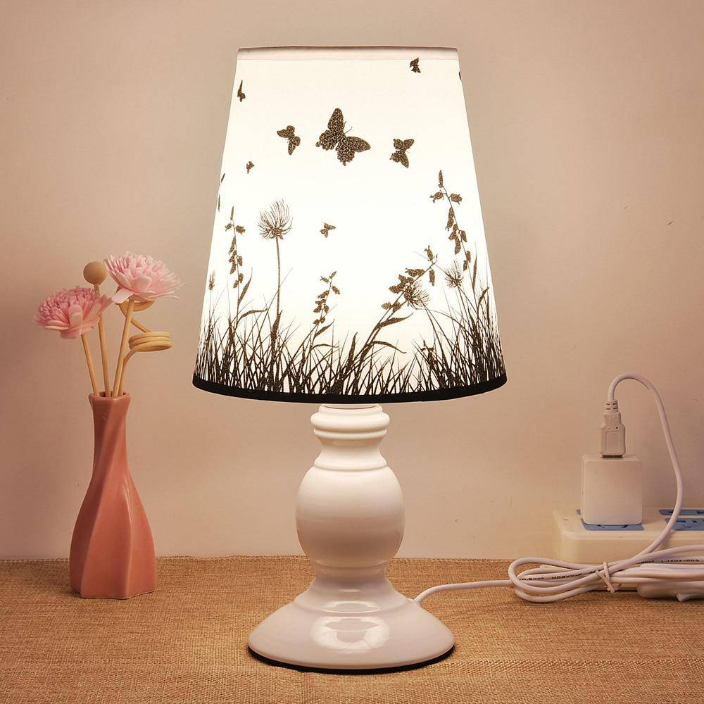 Lampe de chevet blanche avec abat-jour en tissu avec papillon et fleurs - vue 2 sur 8