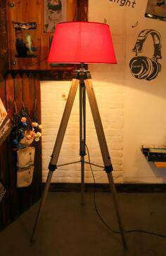 Lampadaire sur pied en tréteaux en bois ajustable avec abat-jour tissu - vue 5 sur 14