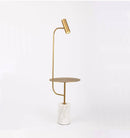 Lampadaire design doré avec table et base en marbre Phube