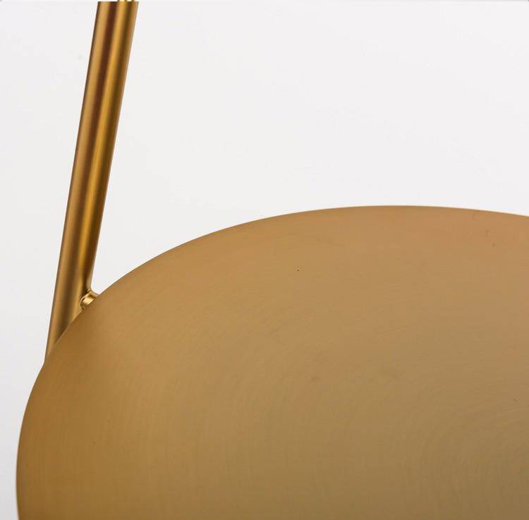 Lampadaire design doré avec table et base en marbre Phube - vue 3 sur 7