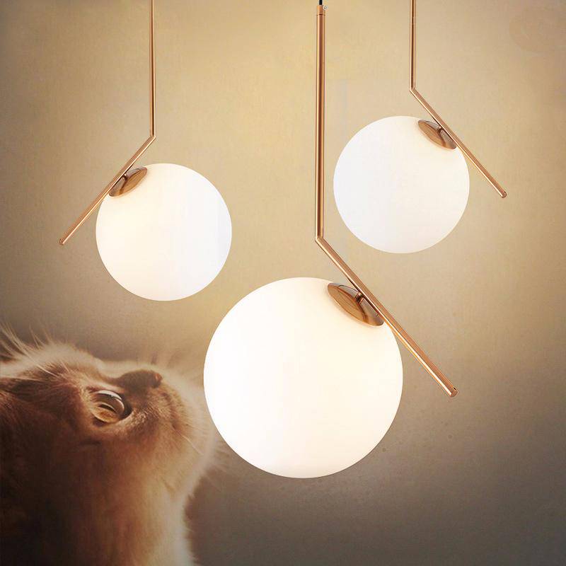 Suspension design à LED avec branche dorée et boule en verre - vue 2 sur 2