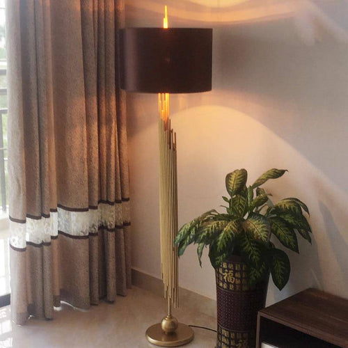 Lampadaire design doré avec abat-jour noir arrondi body - vue 4 sur 8