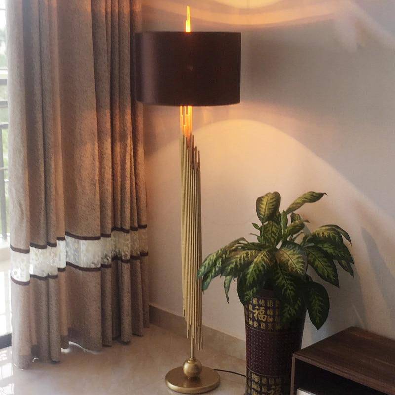Lampadaire design doré avec abat-jour noir arrondi body - vue 4 sur 8