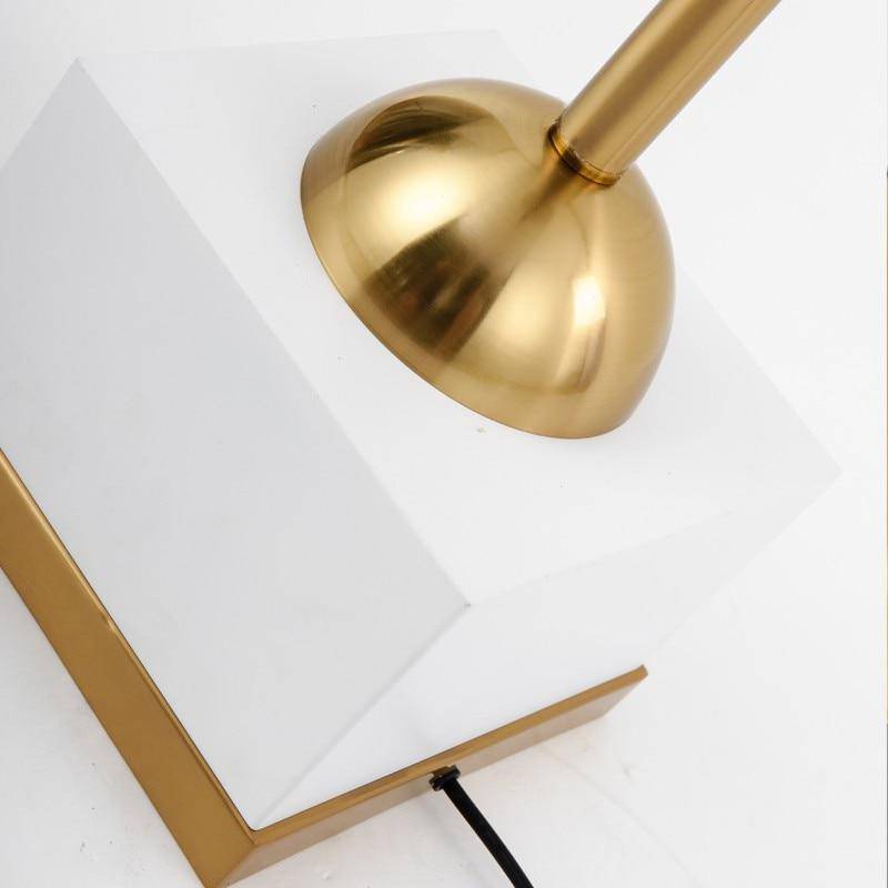 Lampadaire design à LED en métal doré avec abat-jour sphérique - vue 3 sur 5