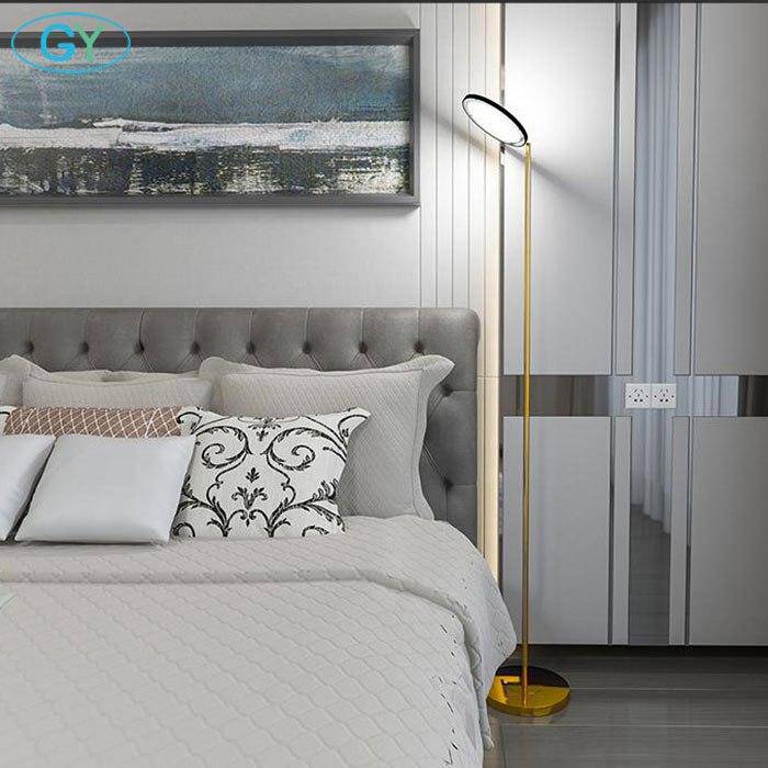 Lampadaire design LED fin doré - vue 4 sur 6