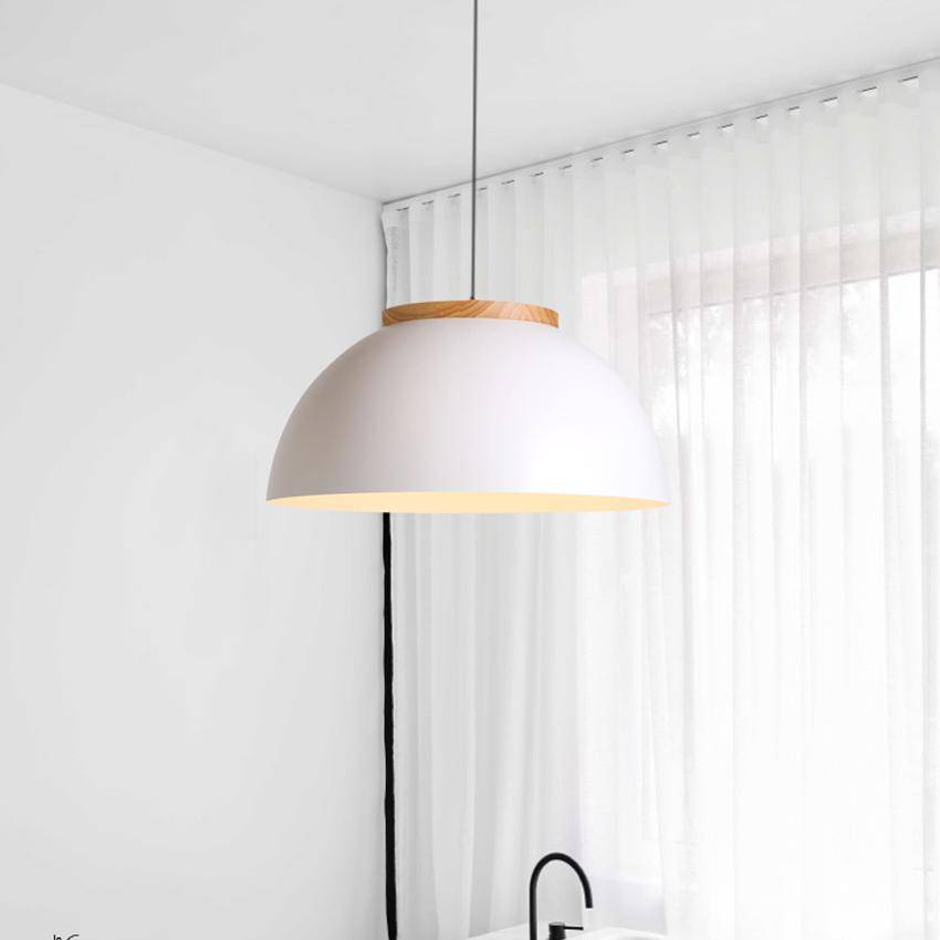 Suspension demi boule blanche en métal et base en bois - vue 6 sur 7