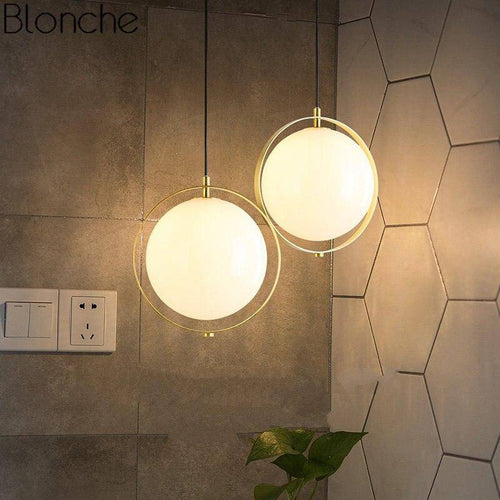 Suspension design LED boule en verre dans cercle doré - vue 3 sur 6
