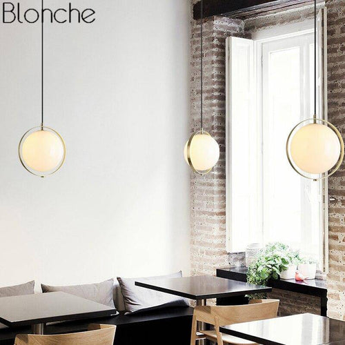 Suspension design LED boule en verre dans cercle doré - vue 6 sur 6