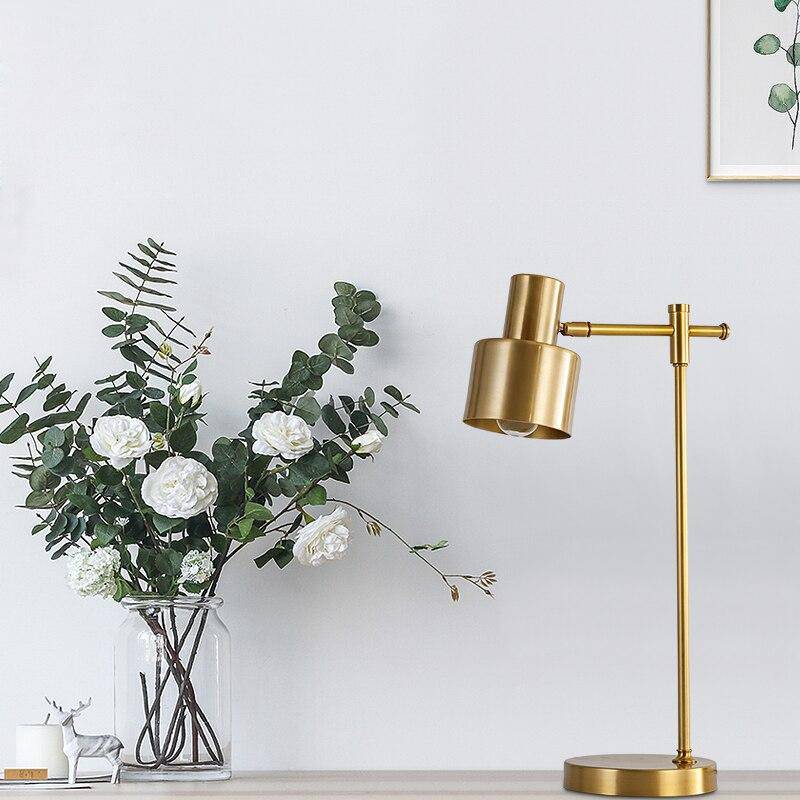 Lampe à poser design LED en métal doré avec abat-jour cylindrique - vue 3 sur 4