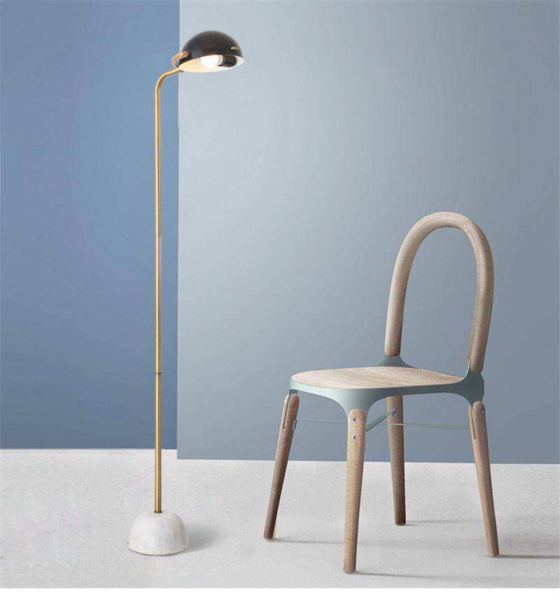 Lampadaire design doré avec abat-jour boule noire et base en marbre - vue 3 sur 9