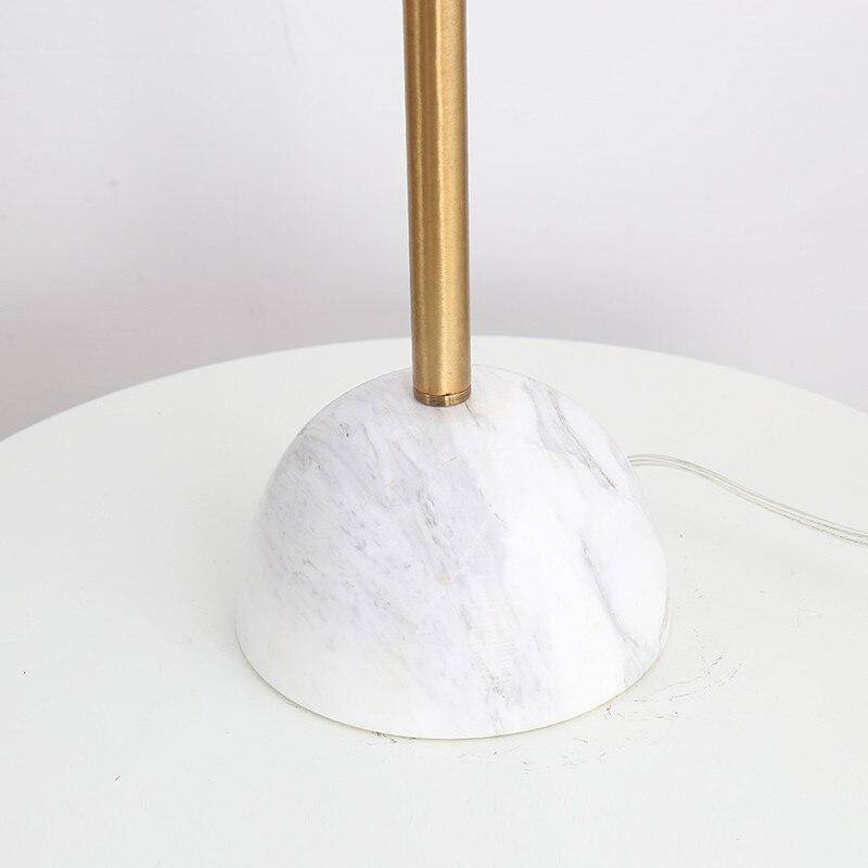 Lampadaire design doré avec abat-jour boule noire et base en marbre - vue 6 sur 9