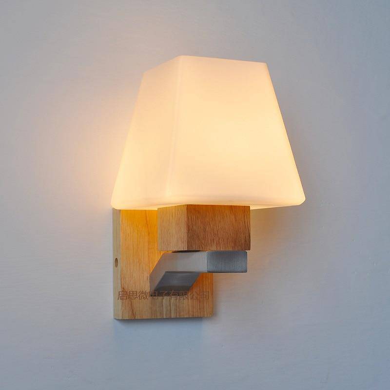 Applique murale en bois et abat-jour pyramide en verre - vue 3 sur 6
