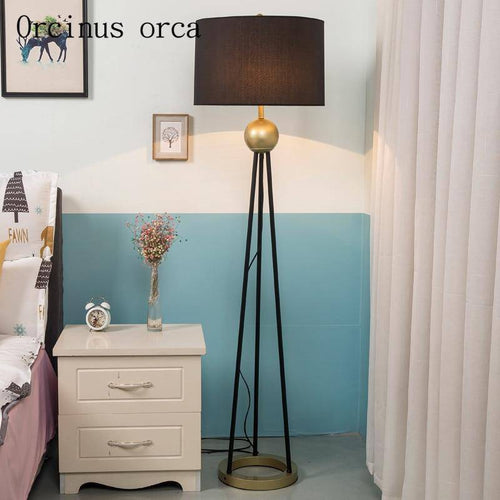 Lampadaire LED design trois pieds reliés avec boule doré et abat-jour tissu - vue 2 sur 3