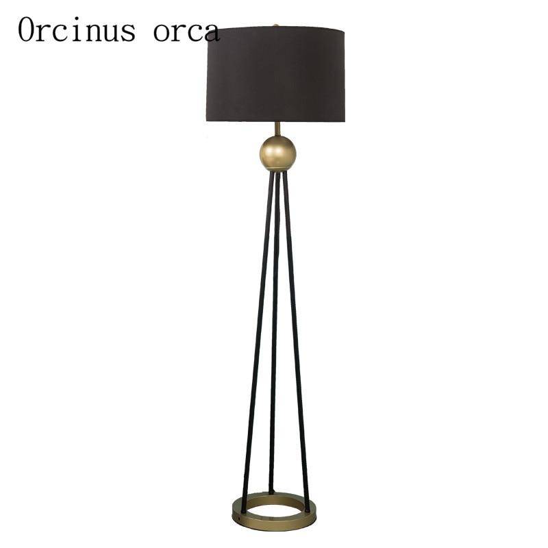 Lampadaire LED design trois pieds reliés avec boule doré et abat-jour tissu - vue 3 sur 3