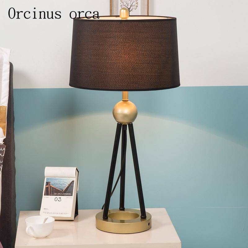 Lampe de chevet LED design trois pieds reliés avec boule doré et abat-jour tissu - vue 2 sur 3