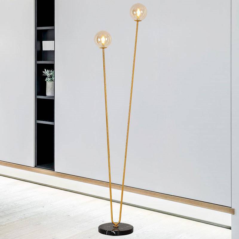 Lampadaire design avec deux branches doré et boules en verre - vue 2 sur 6