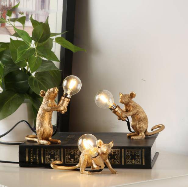 Lampe à poser en forme de souris tenant une lampe - vue 2 sur 11