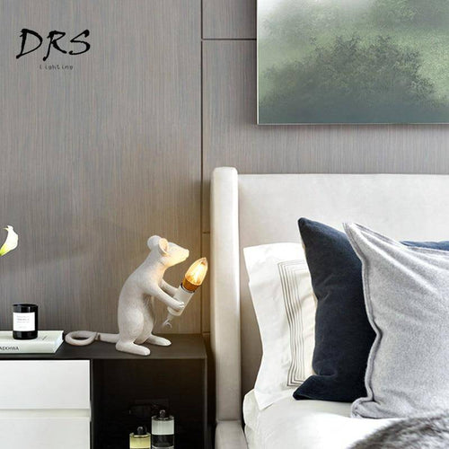 Lampe à poser en forme de souris tenant une lampe - vue 4 sur 11