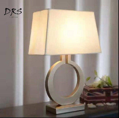 Lampe à poser design LED en métal doré avec abat-jour triangulaire Lampara - vue 2 sur 4