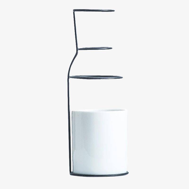 Vase design scandinave en céramique avec batons en métal - vue 1 sur 8